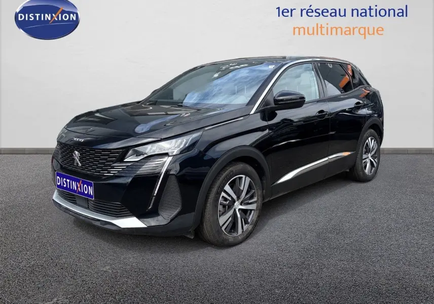 Peugeot 3008 Hybrid 180ch Allure noir métal en 3/4 avant droit, avec jantes alliage et détails chromés sur la carrosserie.