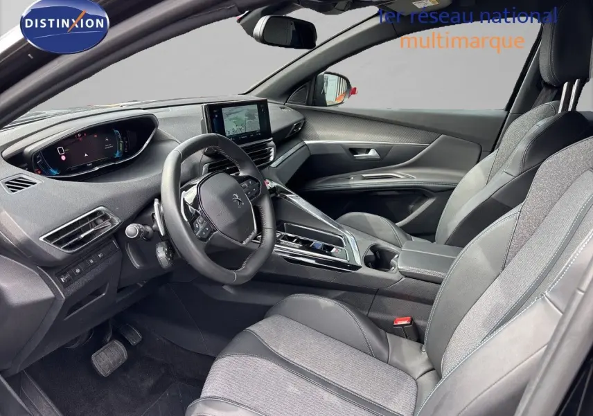 Intérieur avant droit du Peugeot 3008 Hybrid 180ch noir métal 2024, avec tableau de bord numérique et sièges tissu-cuir gris.