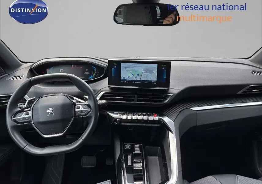 Vue intérieure du tableau de bord du Peugeot 3008 Hybrid 180ch Allure 2024, avec écran central et volant cuir noir.