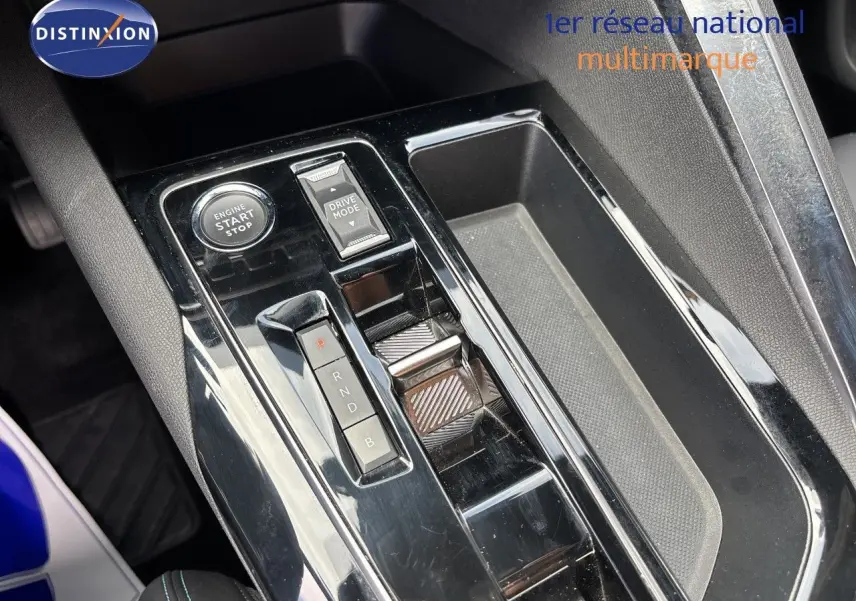 Gros plan sur la console centrale noire brillante du Peugeot 3008 Hybrid 180ch avec bouton start/stop et sélecteur de mode de conduite.