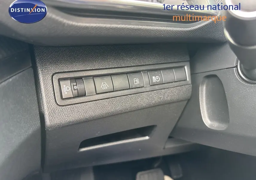 Vue rapprochée des commandes latérales gauche du tableau de bord noir du Peugeot 3008 Hybrid 180ch 2024.