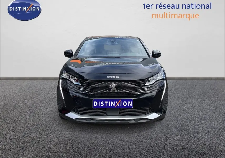 Vue avant d’un Peugeot 3008 noir métal 2024 avec calandre distinctive et feux LED verticaux allumés.