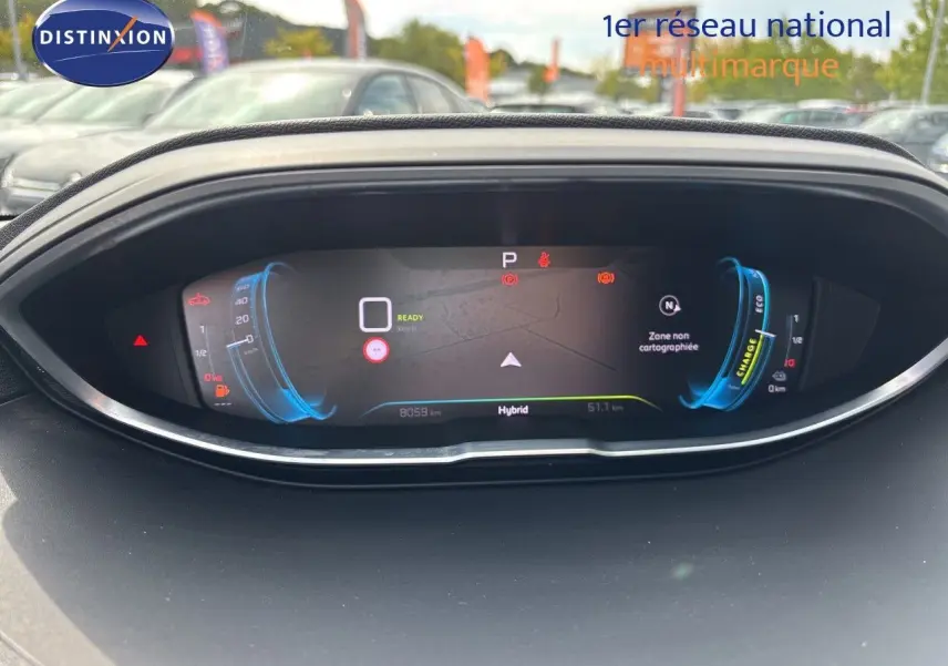 Tableau de bord numérique du Peugeot 3008 Hybrid 2024, affichage hybride et informations de conduite en gros plan.