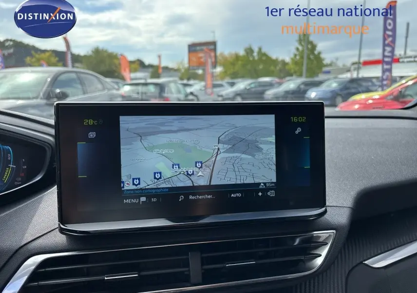 Vue intérieure du tableau de bord du Peugeot 3008 HYBRID 180CH noir métal, avec écran tactile affichant la navigation.