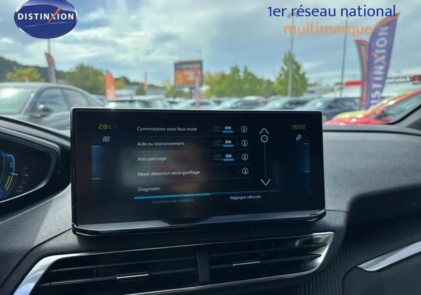 Écran tactile central du Peugeot 3008 Hybrid 180ch Allure 2024 affichant les réglages d’aide à la conduite, intérieur noir.
