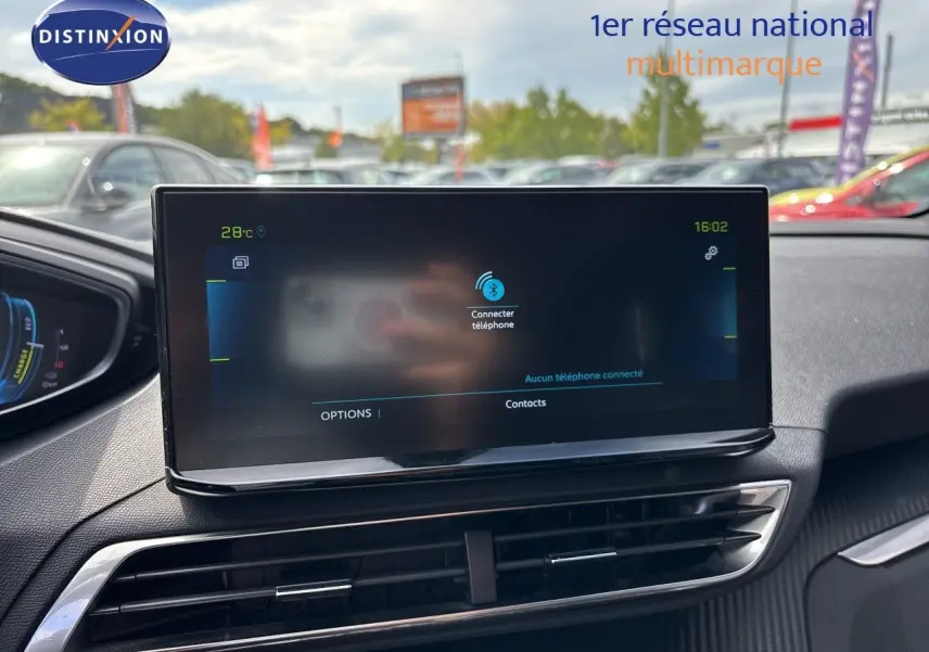 Écran tactile central du Peugeot 3008 HYBRID 180CH BVA8 Allure 2024, intérieur noir, vue frontale rapprochée.