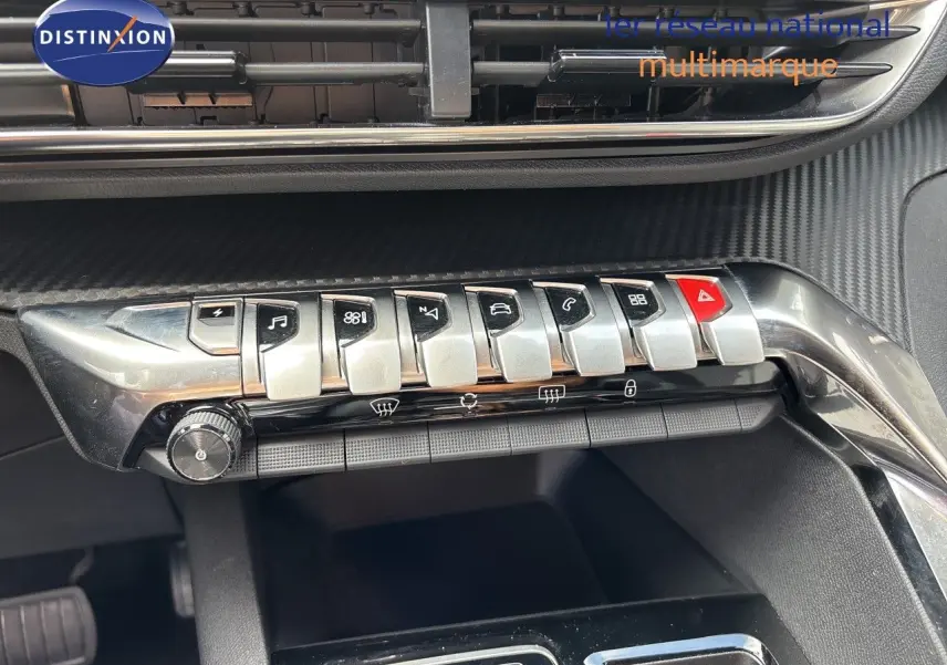 Vue rapprochée de la console centrale du Peugeot 3008 noir métal, montrant les commandes tactiles et boutons argentés.