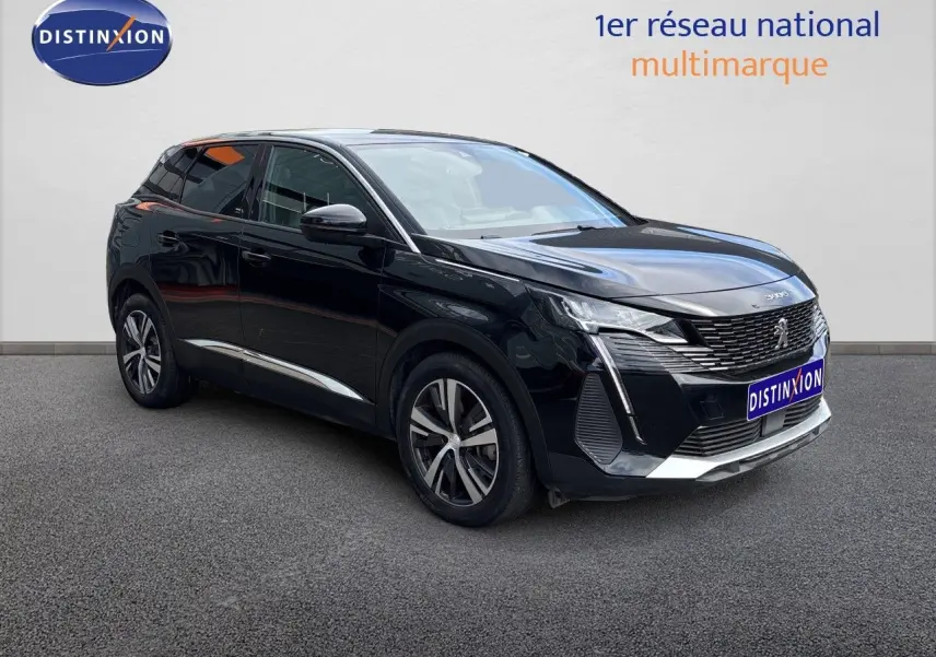 Peugeot 3008 hybride noir métal en 3/4 avant droit, avec calandre moderne et jantes alliage bicolores.
