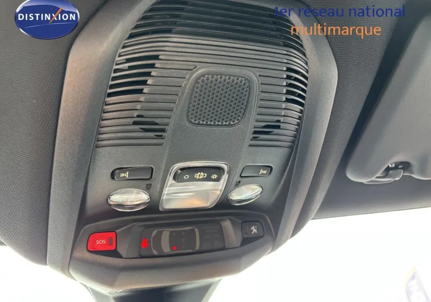 Vue intérieure du plafonnier du Peugeot 3008 Hybrid 180ch Allure 2024 noir métal, avec commandes d’éclairage et bouton SOS.