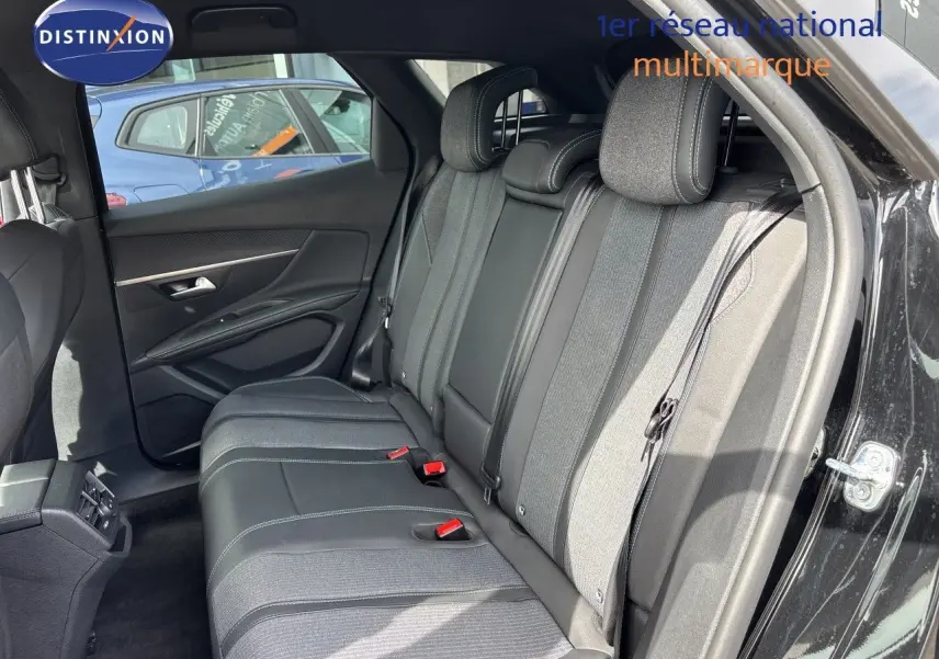 Vue intérieure arrière côté droit du Peugeot 3008 Hybrid 180ch Allure 2024 noir métal, montrant les sièges arrière en tissu et cuir.