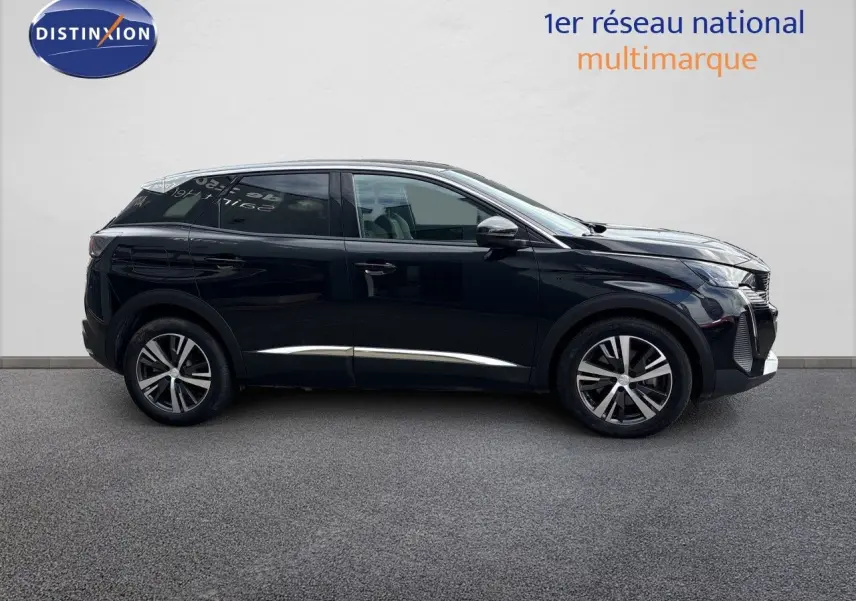 Vue de profil côté gauche du Peugeot 3008 Hybrid 180ch Allure noir métal avec jantes alliage et détails chromés.