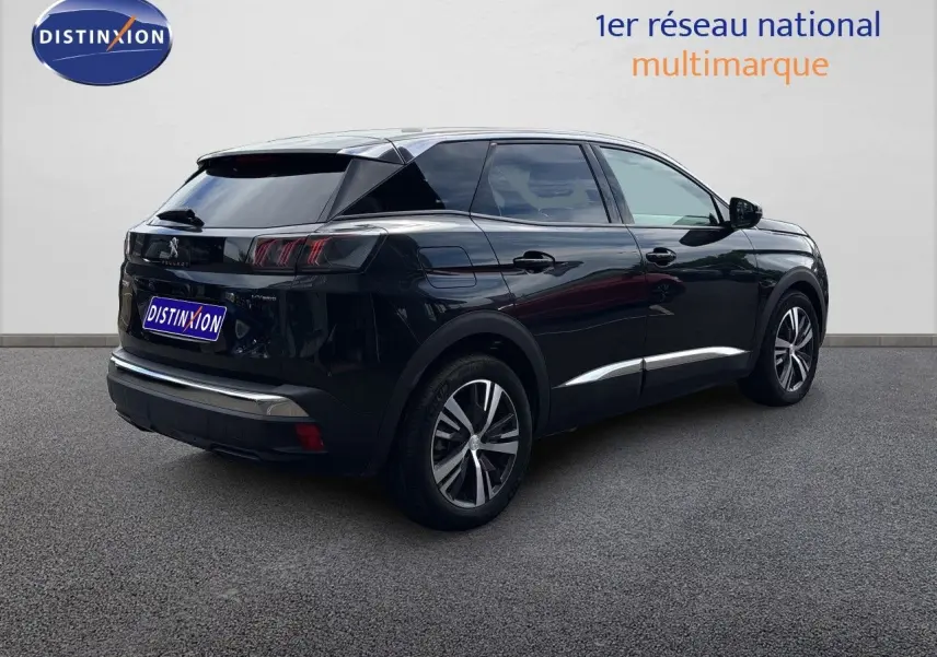 Peugeot 3008 Hybrid noir métal en 3/4 arrière droit, soulignant ses lignes modernes et ses jantes bi-ton.