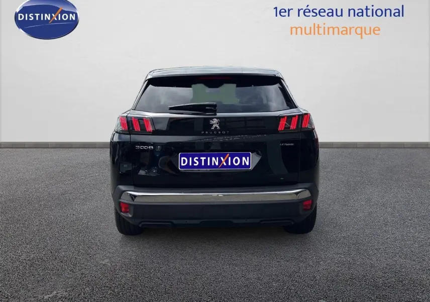Vue arrière d’un Peugeot 3008 noir métal 2024 hybride rechargeable avec feux arrière distinctifs allumés.