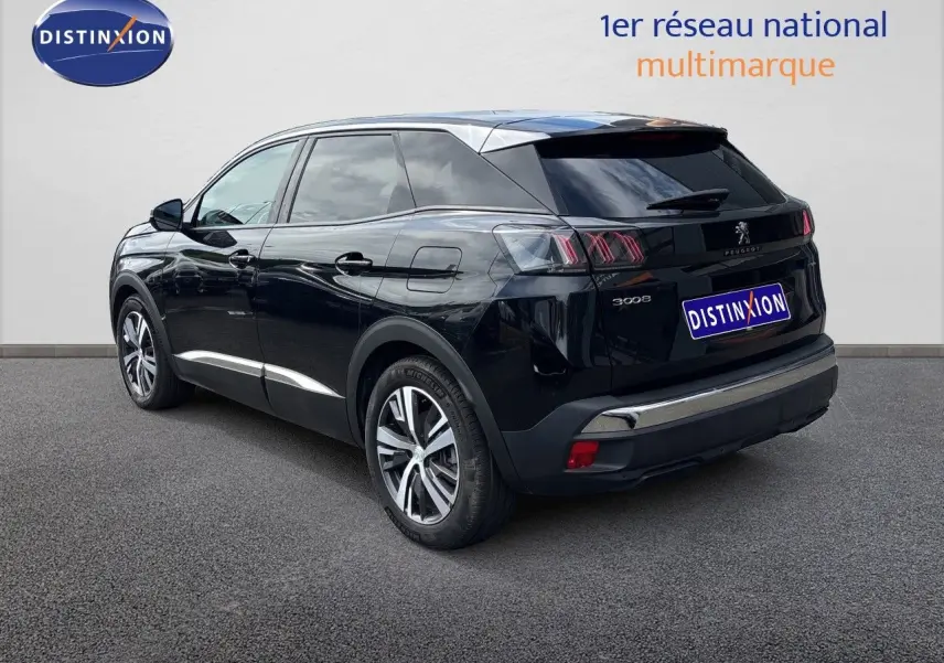 Peugeot 3008 Hybrid noir métal en 3/4 arrière droit, avec jantes alliage et vitres teintées.