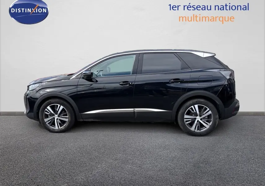 Profil côté gauche d’un Peugeot 3008 HYBRID noir métal 2024 avec jantes alliage et vitres teintées.