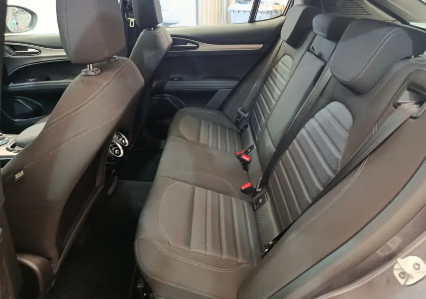 Vue intérieure côté droit des sièges arrière gris foncé de l'Alfa Romeo Stelvio 2024 Sprint.