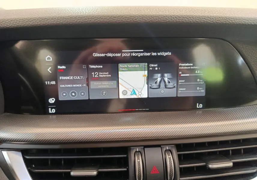 Écran tactile central 22,4 cm de l'Alfa Romeo Stelvio gris foncé, affichant navigation et fonctions multimédias.