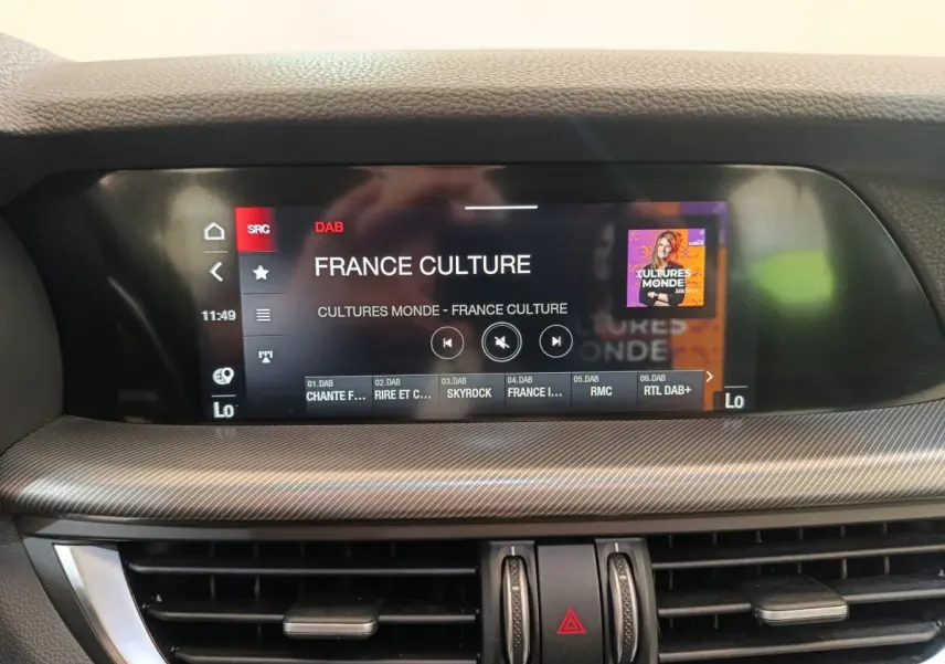 Écran tactile central affichant France Culture dans l’habitacle de l’Alfa Romeo Stelvio 2024, vue frontale rapprochée.