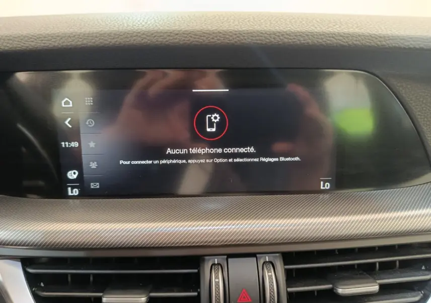 Écran tactile central affichant "Aucun téléphone connecté" sur le tableau de bord d'une Alfa Romeo Stelvio 2024.