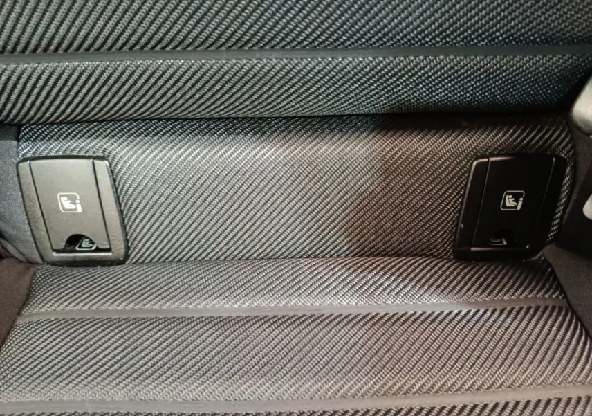 Gros plan sur les fixations Isofix arrière du siège en tissu gris foncé de l'Alfa Romeo Stelvio 2024.