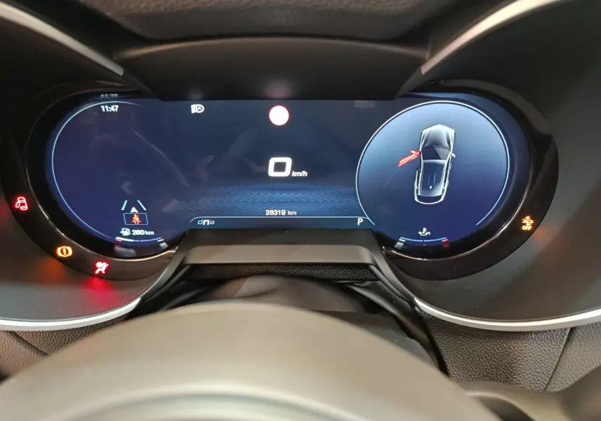 Combiné d'instruments numérique de l'Alfa Romeo Stelvio 2024 affichant la vitesse à 0 km/h et alertes de sécurité.