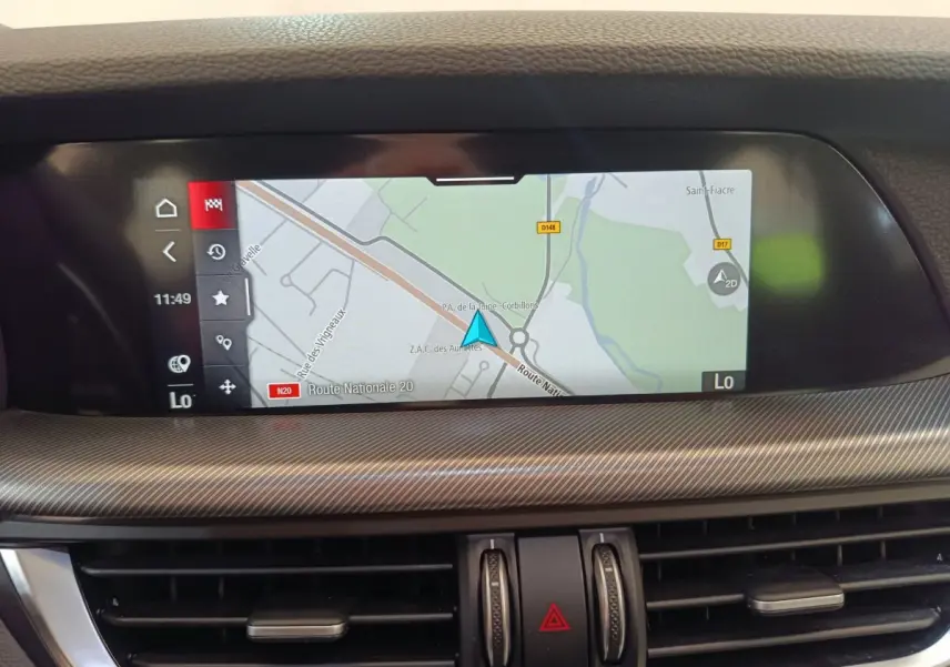 Écran tactile central affichant la navigation dans l’habitacle de l’Alfa Romeo Stelvio gris foncé 2024.