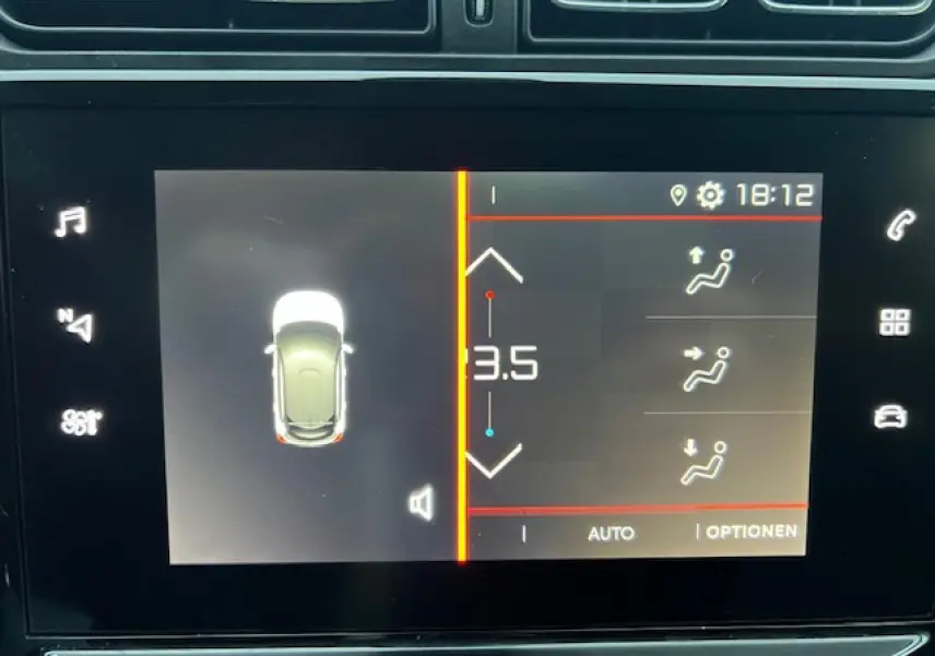 Écran tactile intérieur de la Citroën C3 Shine 2023 montrant la climatisation automatique et l'aide au stationnement.