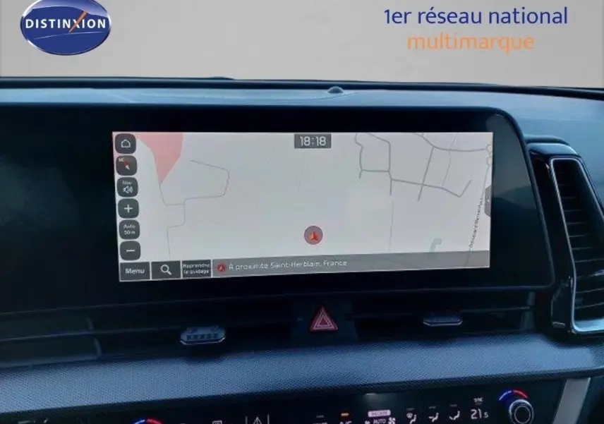 Vue rapprochée de l’écran tactile du tableau de bord du Kia Sportage gris Sirius Metal 2024 affichant la navigation.