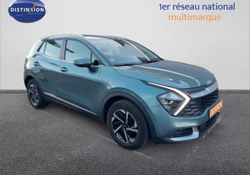 KIA SPORTAGE gris Sirius métal en 3/4 avant droit, avec feux LED en forme de flèche et jantes bi-ton.