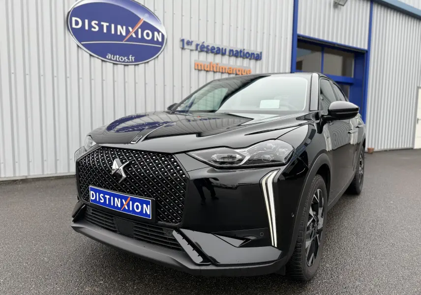 DS3 BlueHDi 130 EAT8 noir Perla Nera en 3/4 avant droit, avec calandre distinctive et feux LED verticaux.
