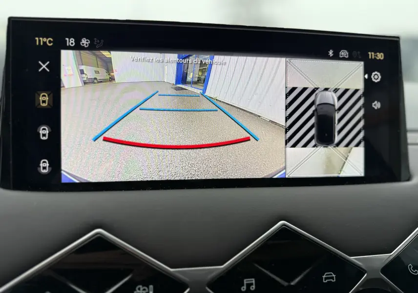 Écran de caméra de recul et vue 360 du DS3 noir Perla Nera, affichant les lignes de guidage en bleu et rouge.