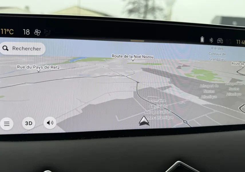 Écran de navigation intérieur du DS3 BlueHDi 130 noir Perla Nera, affichant une carte en mode 3D.