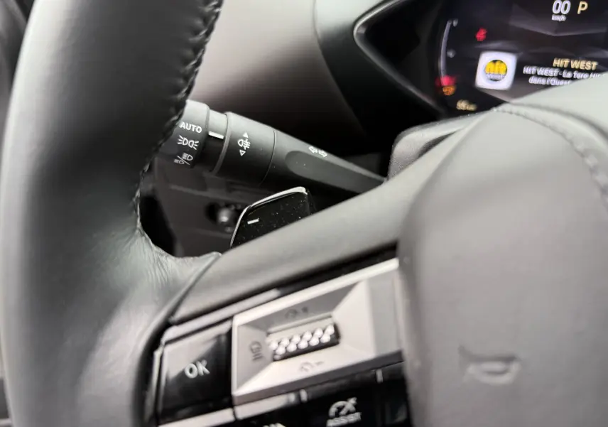 Gros plan sur le volant en cuir noir et les commandes intégrées du DS3 BlueHDi 130 EAT8 Etoile 2024.