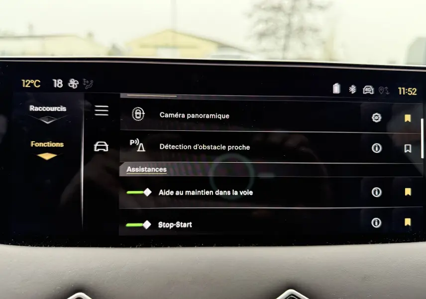 Écran central du DS3 2024 noir Perla Nera montrant les options d'assistance à la conduite et la température extérieure.