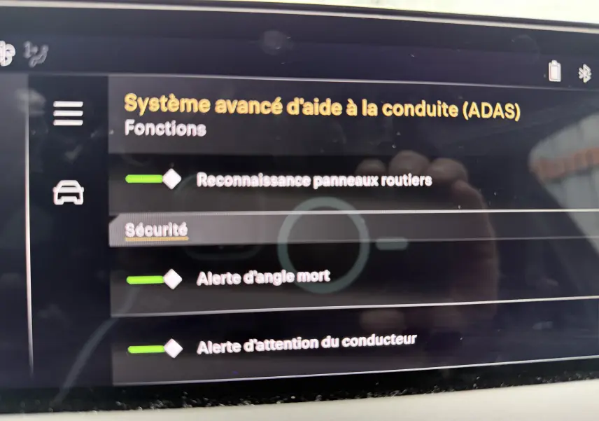 Écran tactile intérieur du DS3 2024 affichant les fonctions avancées d’aide à la conduite en mode nuit.