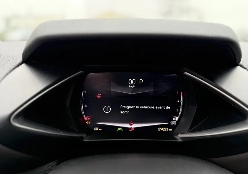 Affichage numérique du tableau de bord du DS3 2024 en noir, indiquant 0 km/h et message d'arrêt du véhicule.