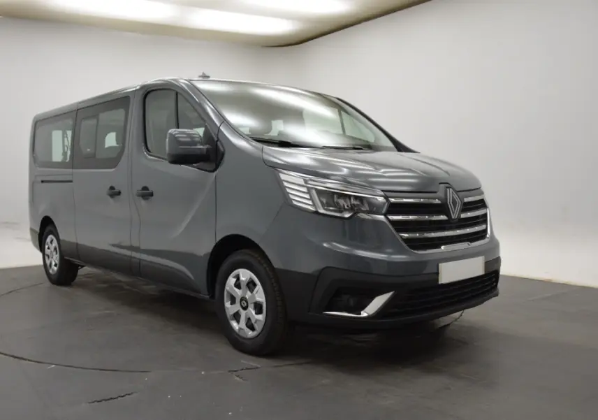 Vue 3/4 avant gauche d’un Renault Trafic Fourgon gris clair avec calandre chromée et feux LED dans un studio.