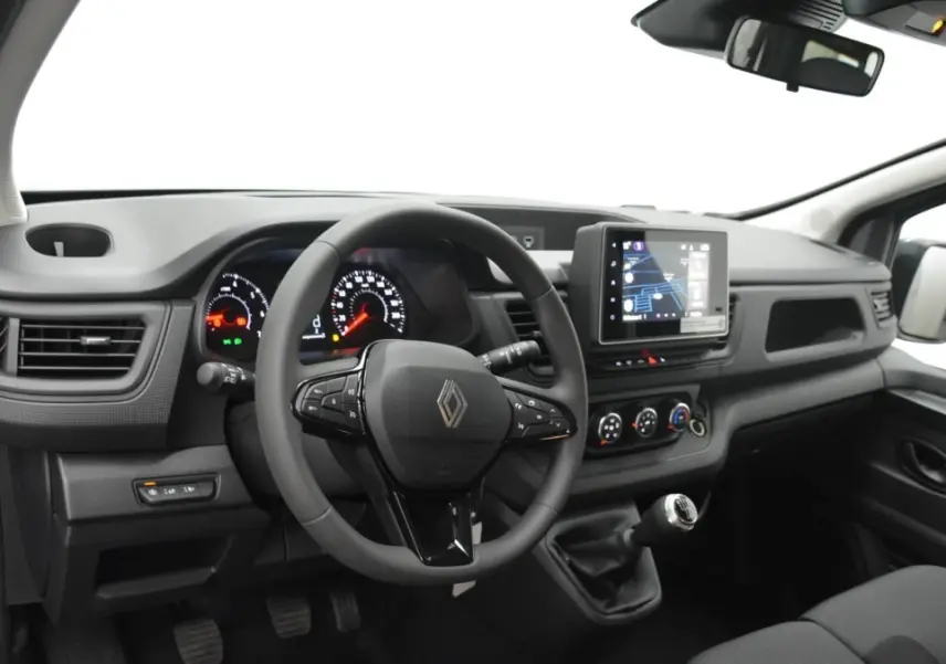 Vue intérieure côté conducteur du tableau de bord gris clair du Renault Trafic Fourgon avec volant multifonctions et écran tactile central.
