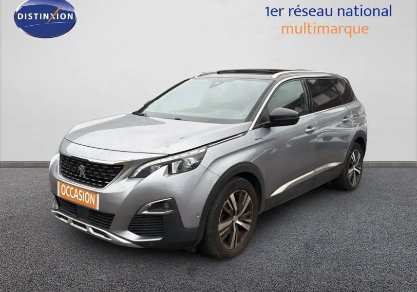 Peugeot 5008 gris Artense en 3/4 avant droit, SUV 5 portes avec toit panoramique et jantes bi-ton.