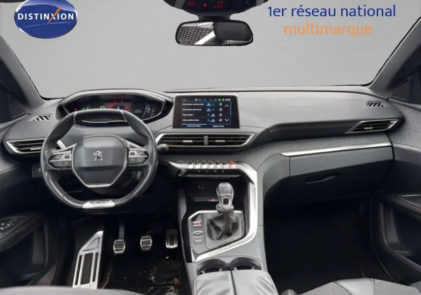 Vue intérieure avant du Peugeot 5008 gris Artense, montrant le tableau de bord moderne avec écran tactile et volant compact.