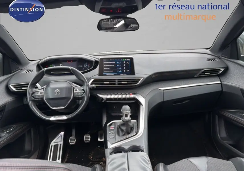 Vue intérieure avant du Peugeot 5008 gris Artense de 2018, mettant en valeur le tableau de bord et la console centrale moderne.