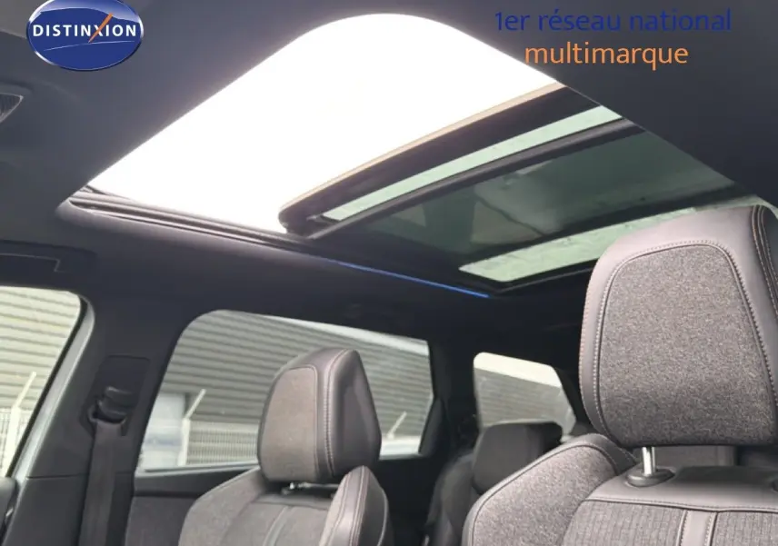 Vue intérieure du toit ouvrant panoramique et des sièges avant en tissu gris du Peugeot 5008 GT Line 2018.