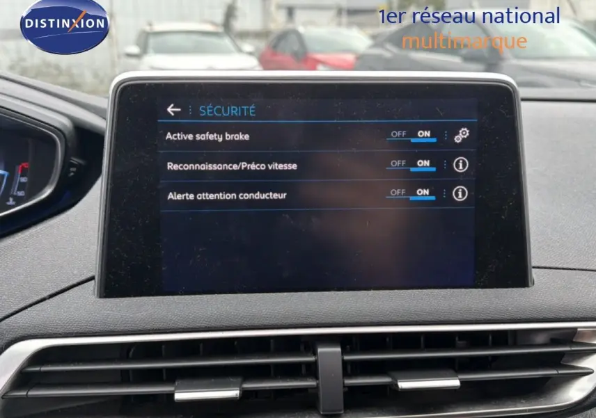 Écran tactile central du tableau de bord du Peugeot 5008 affichant les réglages de sécurité activés.