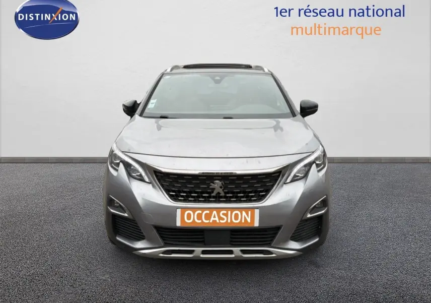 Peugeot 5008 gris Artense vue de face, mettant en valeur la calandre et les phares LED distinctifs.