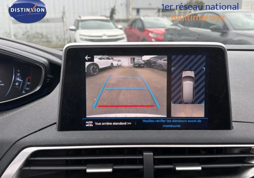 Vue intérieure sur l’écran multimédia affichant la caméra de recul du Peugeot 5008 gris Artense, tableau de bord visible.
