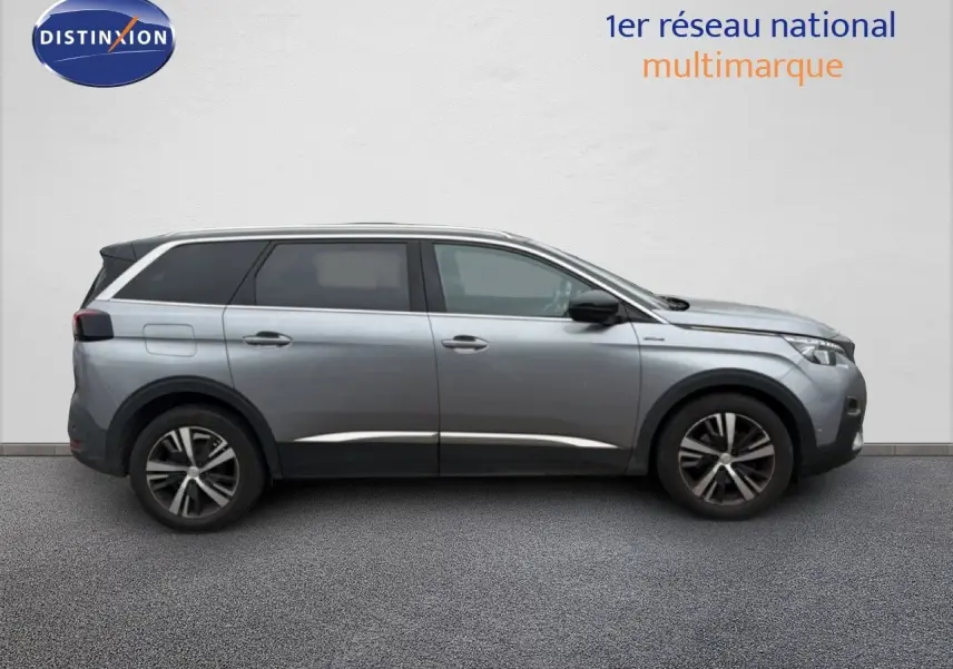 Peugeot 5008 gris Artense vue de profil côté droit, soulignant ses jantes bi-ton et lignes modernes.