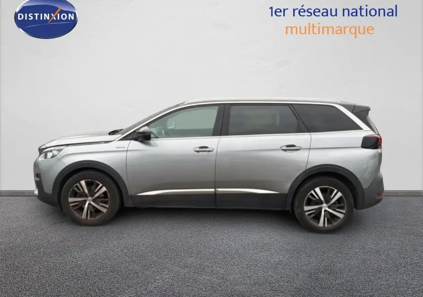 Profil latéral droit d’un Peugeot 5008 gris Artense avec jantes alliage noires et toit contrasté blanc.