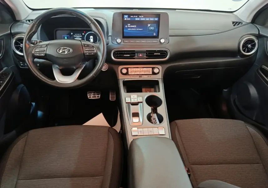 Vue intérieure centrée sur le tableau de bord et le volant cuir du Hyundai Kona électrique 2022, finition Intuitive.