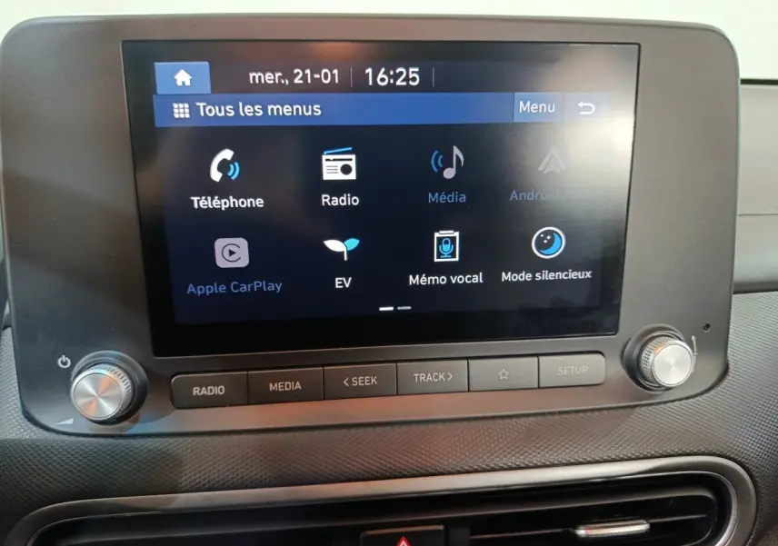 Écran tactile central du tableau de bord de la Hyundai Kona électrique 2022, affichant les menus multimédias.