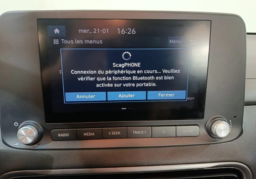 Écran tactile central de la Hyundai Kona électrique 2022 affichant une connexion Bluetooth en cours, vue de face.